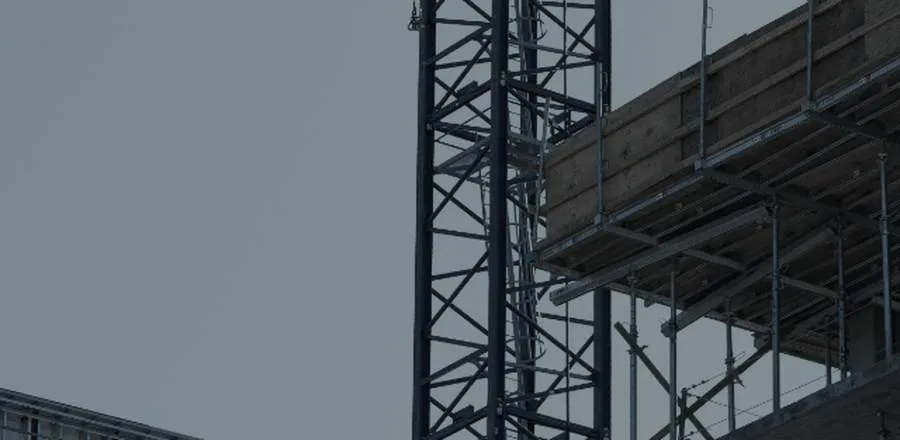 Gru e struttura in costruzione